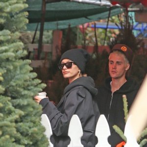 Hailey Baldwin i Justin Bieber kupuju božićno drvce