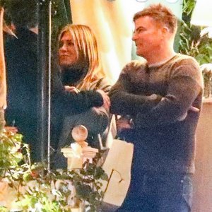 Jennifer Aniston u društvu komičara Jimmyja Kimmela i glumca Jasona Batemana