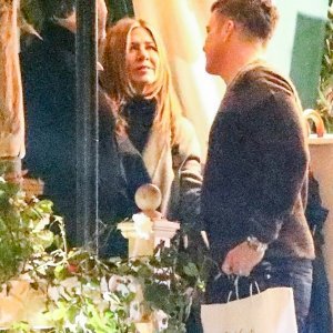 Jennifer Aniston u društvu komičara Jimmyja Kimmela i glumca Jasona Batemana