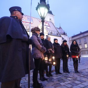 Paljenje plinskih lanterni na Gornjem gradu uz pjevanje božićnih pjesama