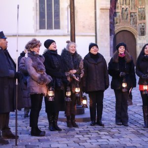 Paljenje plinskih lanterni na Gornjem gradu uz pjevanje božićnih pjesama