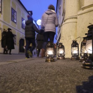 Paljenje plinskih lanterni na Gornjem gradu uz pjevanje božićnih pjesama