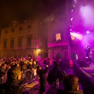 U sklopu Dubrovačkog zimskog festivala Gibonni održao koncert na Stradunu