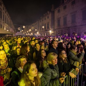 U sklopu Dubrovačkog zimskog festivala Gibonni održao koncert na Stradunu