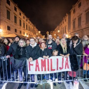 U sklopu Dubrovačkog zimskog festivala Gibonni održao koncert na Stradunu