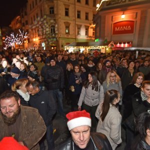 Pula: Koncert Psihomodo Popa na Portarati okupio veliki broj Puljana