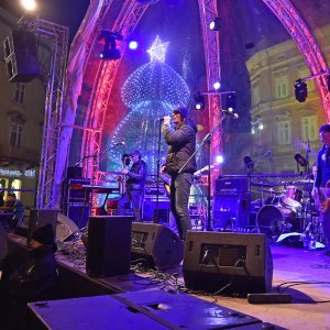 Pula: Koncert Psihomodo Popa na Portarati okupio veliki broj Puljana