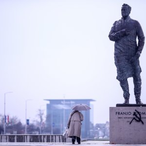 02 - Srp i čekić na spomeniku Franji Tuđmanu