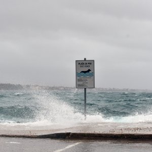 Jako jugo i veliki valovi potopili su vodičku rivu i stvarali probleme u prometu