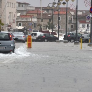 Jako jugo i veliki valovi potopili su vodičku rivu i stvarali probleme u prometu