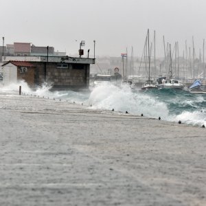 Jako jugo i veliki valovi potopili su vodičku rivu i stvarali probleme u prometu