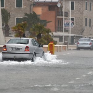 Jako jugo i veliki valovi potopili su vodičku rivu i stvarali probleme u prometu