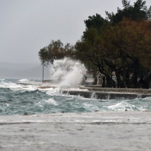 Jako jugo i veliki valovi potopili su vodičku rivu i stvarali probleme u prometu