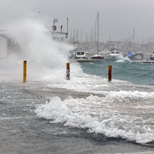Jako jugo i veliki valovi potopili su vodičku rivu i stvarali probleme u prometu