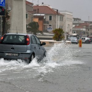 Jako jugo i veliki valovi potopili su vodičku rivu i stvarali probleme u prometu