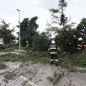 Zadar: Jutros je kroz naselje Ričine protutnjala pijavica