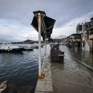 Šibenik: Visoka plima poplavila je kafiće i cestu u Dolcu