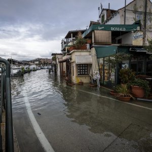 Šibenik: Visoka plima poplavila je kafiće i cestu u Dolcu