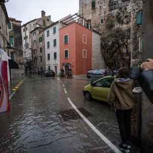 Šibenik: Visoka plima poplavila je kafiće i cestu u Dolcu