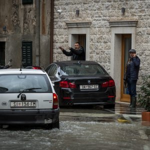 Šibenik: Visoka plima poplavila je kafiće i cestu u Dolcu