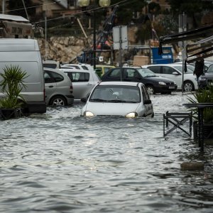 Šibenik: Visoka plima poplavila je kafiće i cestu u Dolcu