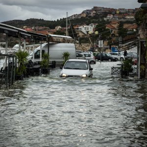 Šibenik: Visoka plima poplavila je kafiće i cestu u Dolcu