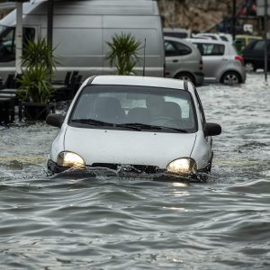 Šibenik: Visoka plima poplavila je kafiće i cestu u Dolcu