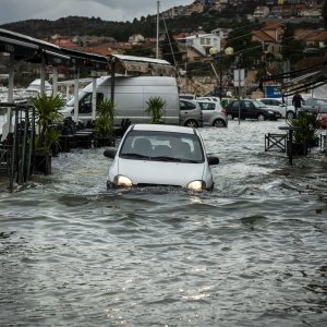 Šibenik: Visoka plima poplavila je kafiće i cestu u Dolcu