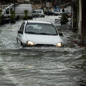 Šibenik: Visoka plima poplavila je kafiće i cestu u Dolcu