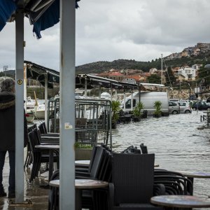 Šibenik: Visoka plima poplavila je kafiće i cestu u Dolcu