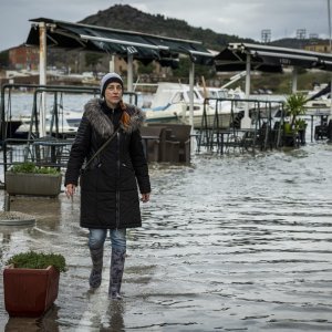 Šibenik: Visoka plima poplavila je kafiće i cestu u Dolcu