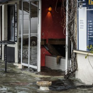 Šibenik: Visoka plima poplavila je kafiće i cestu u Dolcu