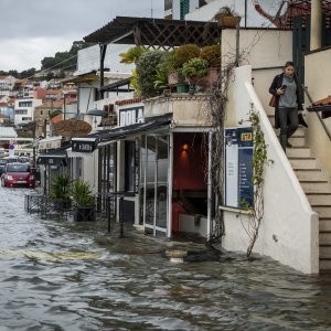 Šibenik: Visoka plima poplavila je kafiće i cestu u Dolcu