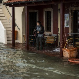 Šibenik: Visoka plima poplavila je kafiće i cestu u Dolcu