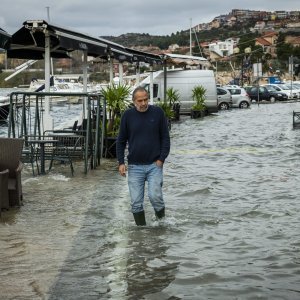 Šibenik: Visoka plima poplavila je kafiće i cestu u Dolcu