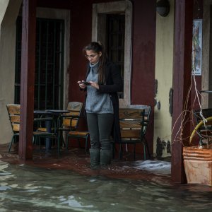 Šibenik: Visoka plima poplavila je kafiće i cestu u Dolcu