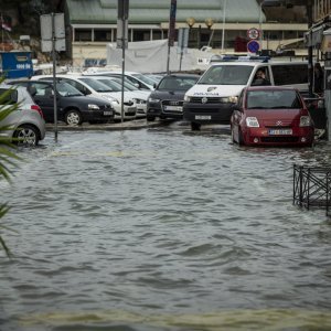 Šibenik: Visoka plima poplavila je kafiće i cestu u Dolcu