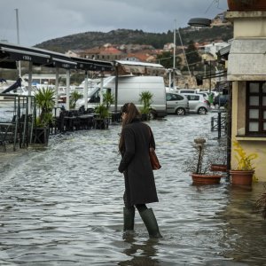 Šibenik: Visoka plima poplavila je kafiće i cestu u Dolcu