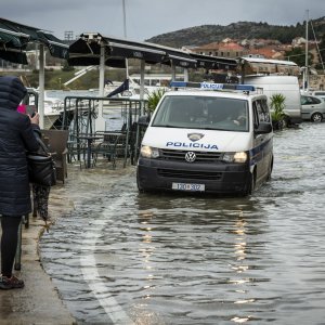 Šibenik: Visoka plima poplavila je kafiće i cestu u Dolcu