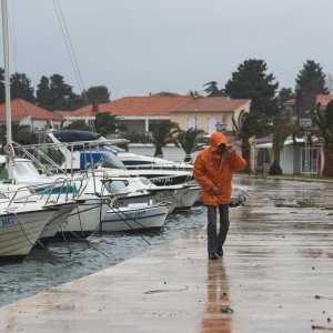 Tuča poharala Pakoštane gdje su poplavljene ulice