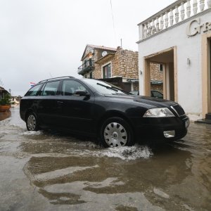 Tuča poharala Pakoštane gdje su poplavljene ulice