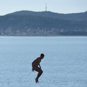 Tradicionalno božićno kupanje na zadarskoj plazi Kolovare