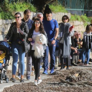 Sunčano vrijeme na blagdan mnogi Splićani iskoristili su za kupanje i šetnju uz more