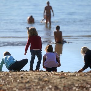 Sunčano vrijeme na blagdan mnogi Splićani iskoristili su za kupanje i šetnju uz more