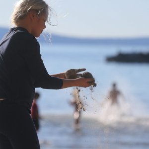 Sunčano vrijeme na blagdan mnogi Splićani iskoristili su za kupanje i šetnju uz more