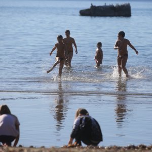 Sunčano vrijeme na blagdan mnogi Splićani iskoristili su za kupanje i šetnju uz more