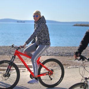 Sunčano vrijeme na blagdan mnogi Splićani iskoristili su za kupanje i šetnju uz more