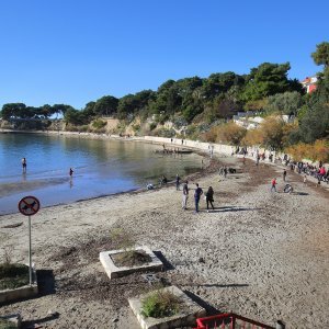 Sunčano vrijeme na blagdan mnogi Splićani iskoristili su za kupanje i šetnju uz more