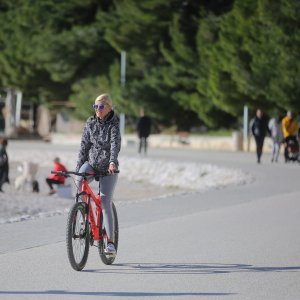 Sunčano vrijeme na blagdan mnogi Splićani iskoristili su za kupanje i šetnju uz more