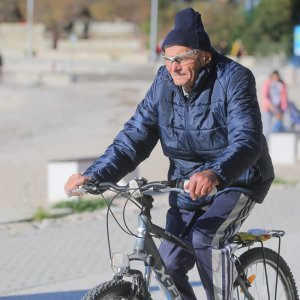 Sunčano vrijeme na blagdan mnogi Splićani iskoristili su za kupanje i šetnju uz more